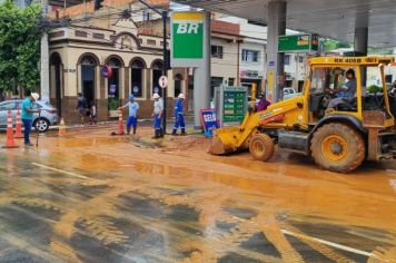 Rompimento de adutora suspende abastecimento de água em parte do Centro da cidade