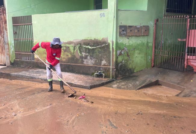 Agilidade e dedicação marcam limpeza de vias após enchentes em Muriaé