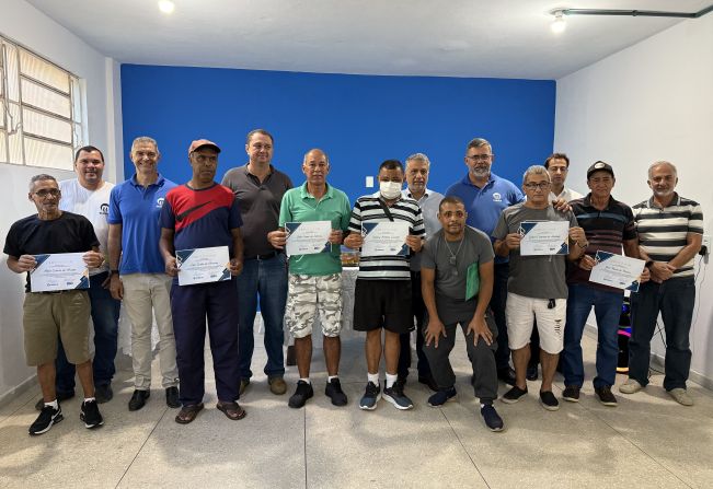 Servidores aposentados recebem homenagem 
