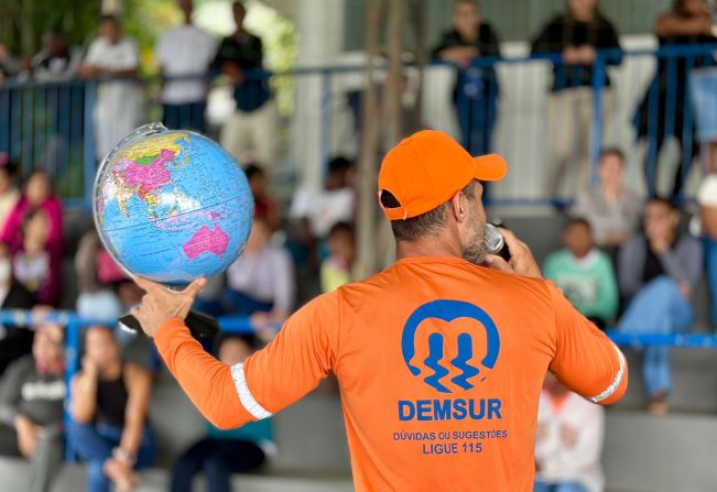 Palestras educativas conscientizam jovens sobre limpeza e reciclagem em Muriaé