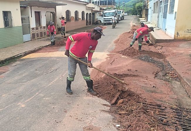 Demsur promove limpeza geral em Itamuri